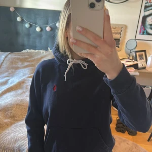 Ralph lauren hoodie - Ralph lauren hoodie som inte kommer till användning, inga defekter och är sällan använd!!