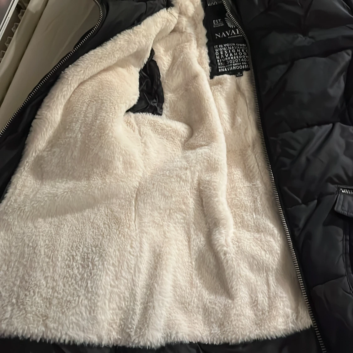 Svart dunjacka från Navahoo - 1