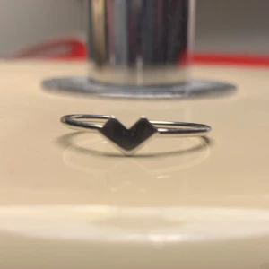 Silverring med ❤️formad detalj - Elegant och minimalistisk silverring med en ❤️formad detalj på toppen. Perfekt för att bära ensam eller stapla med andra ringar för en personlig stil. Ge gärna prisförslag!😁