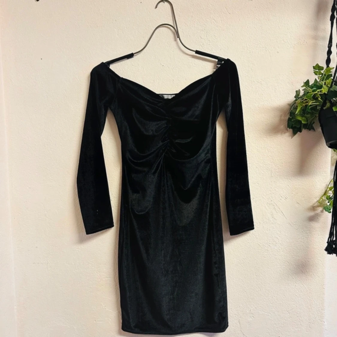 Svart sammet klänning från NLY Trend - 1