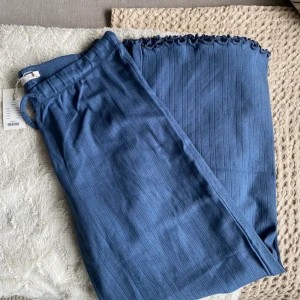 Blåa Pyjamasbyxor - Supersöta pyjamasbyxor från Lager 157.💙Byxorna är aldrig använda och har prislappen kvar. I storlek M. Säljer byxorna pågrund av att de inte passade mig.