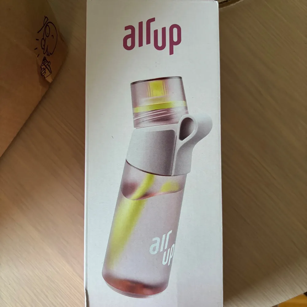 Säljer en Air Up flaska med tillhörande doftpoddar i smakerna Vivid Vibes och Fresh Fusion. Doftpoddarna erbjuder smaker som vilda bär, vattenmelon, lime, citron och persika. Den är helt oöppnad och oanvänd, bara öppnat paketet för att ta bilder på innehållet. Säljer för jag råkade köpa dubbelt och teturprocessen är hemsk…🩷. Muu.