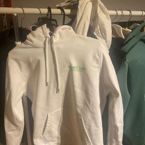 Vit hoodie från Helmut Lang - Säljer nu mina vita hoodie från Helmut Lang storlek s men passar m skick 8/10 använd men mycket kvar att ge.Den är limited edition.Pris 800 men absolut prutbart.