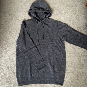 Merinoull Hoodie - En riktigt snygg Merinoull Hoodie i en mörkgrå färg! (100% Merinoull) Perfekt till våren och sommaren!🌟Storlek M. Aldrig använd, bara testad! Hör av dig vid intresse eller minsta fundering😊