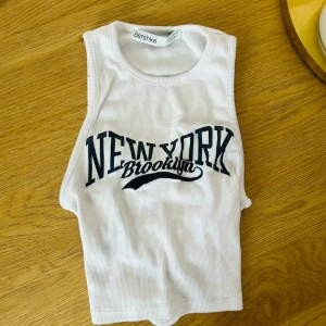 Snygg vit crop top m tryck New York XS Bershka - Använd en gg för liten Jättefin till sommaren