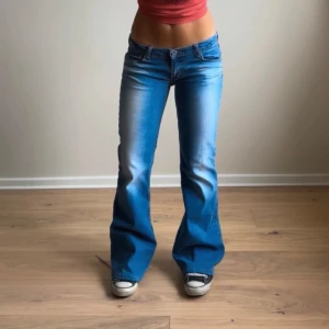 Snygga lågmidjade jeans  - Lågmidjade jeans i snygg blå färg. Sitter perfekt! Är osäker på om jag vill sälja, därav priset, men kanske sänker. De är lite slitna längst ner men inget man märker av. Midjemått: 82 (41) cm. Innebenslängd: 81 cm. Grenhöjden: 19cm. 24 cm över låren. Läs bio innan köp. Bilderna är från förra säljaren. 