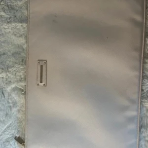 Ideal of Sweden datorfodral  - Superfint ljusrosa datorfodral ifrån ideal of Sweden. Har 2 mindre fläckar på framsidan men inget märkvärdigt🤍längd:41 cm bredd”:27 cm. 