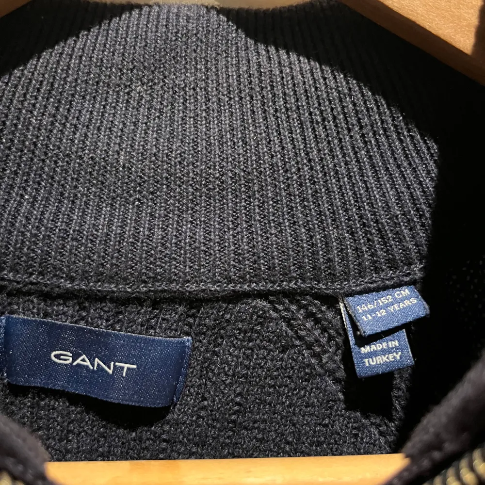 Riktigt snygg stickad gant half zip, fint skick köptes för 1000kr på kidsbrandstore. Skriv om ni har frågor. Neuletakit & Villapaidat.