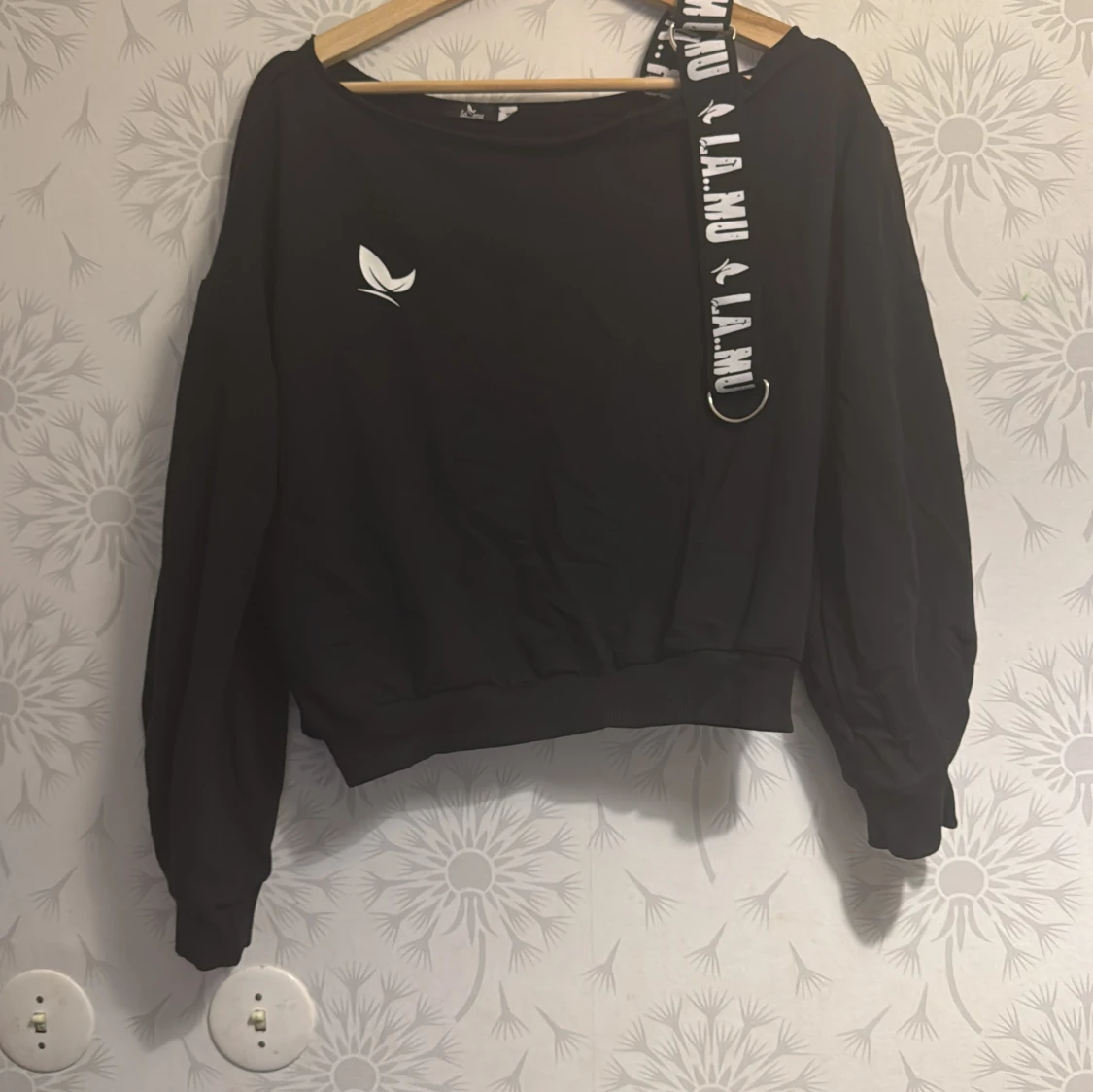 Svart offshoulder tröja med banddetalj