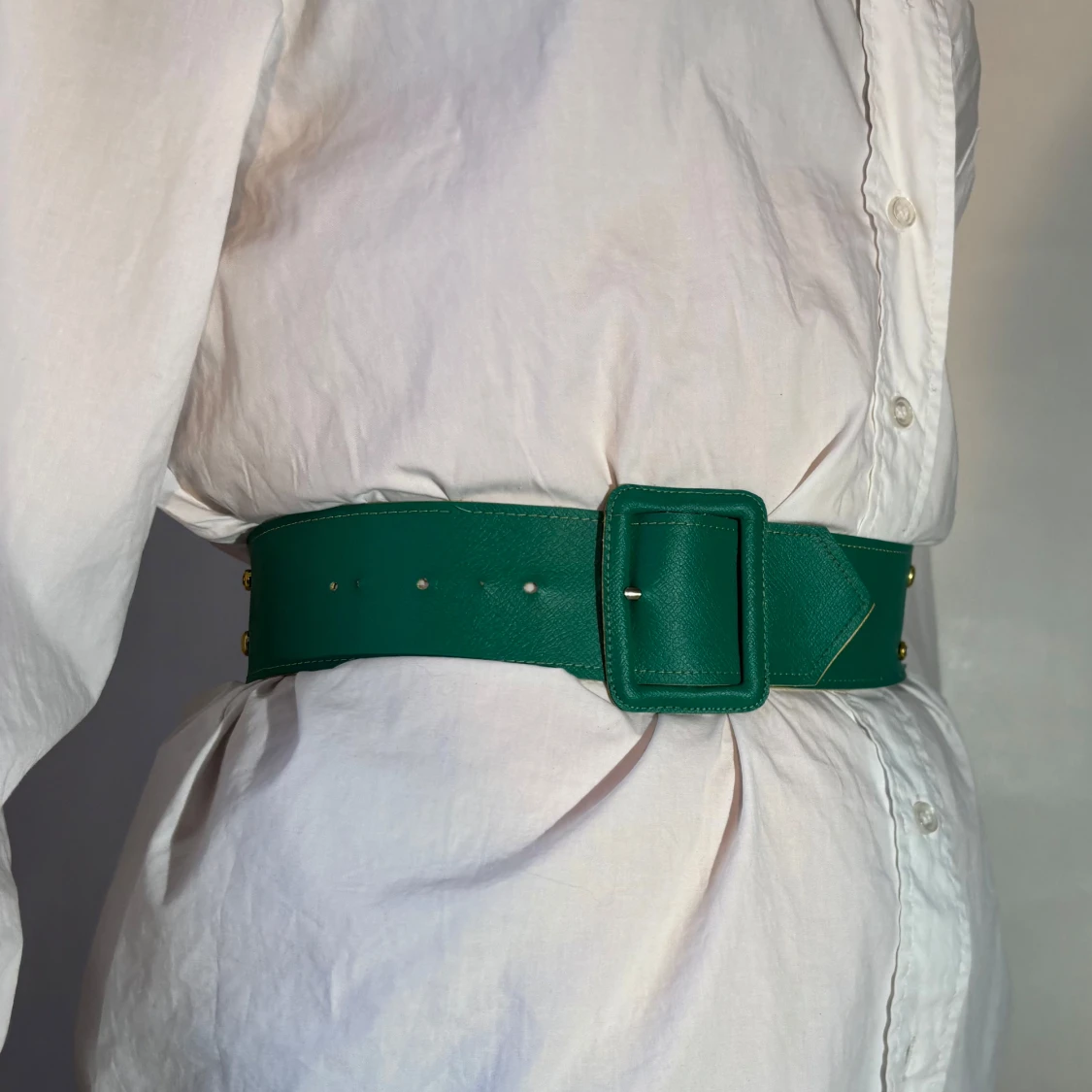Grönt bälte med gulddetaljer - 1