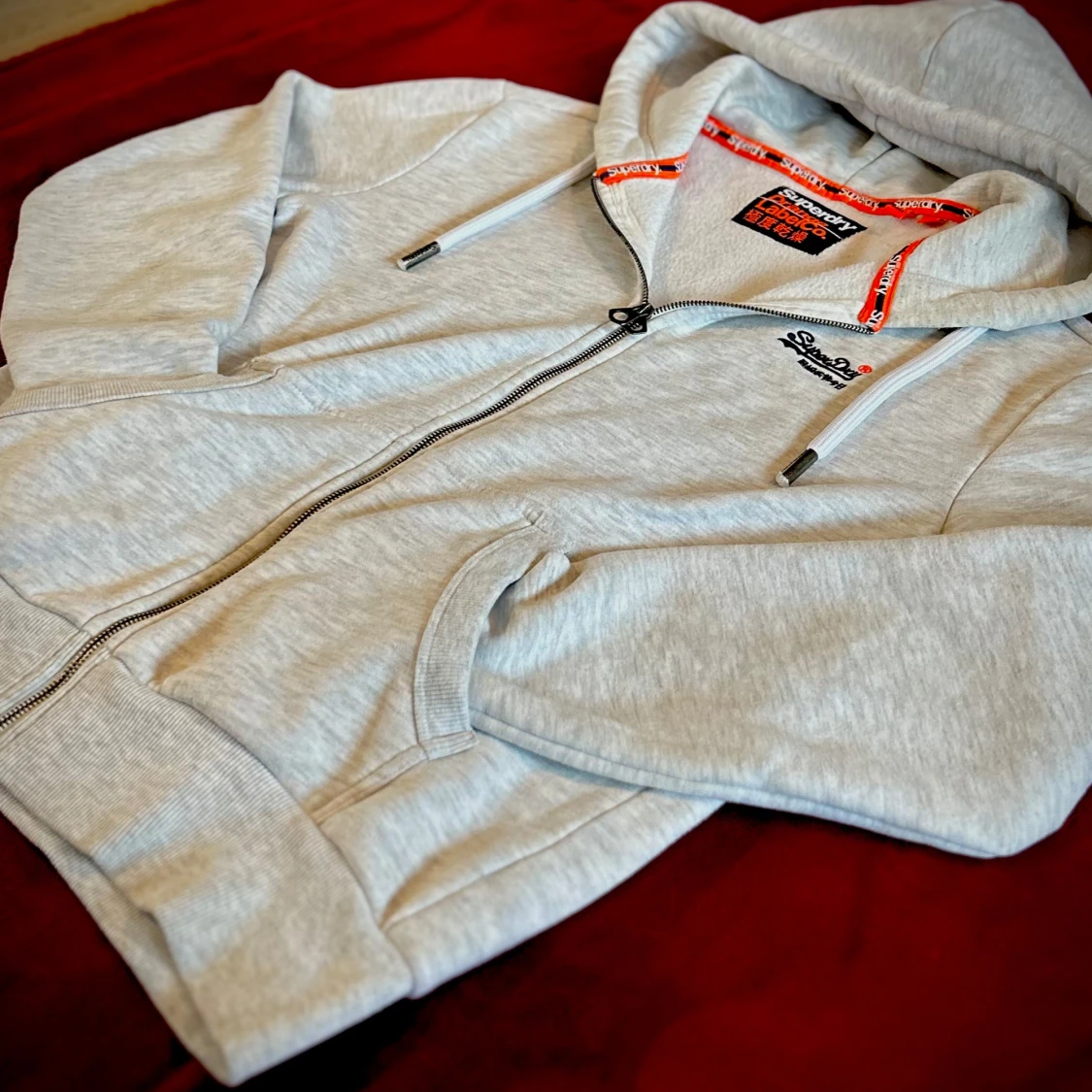 Grå hoodie från Superdry - 1