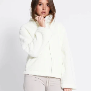 Vit teddyjacka lager 157 - jättefin populär jacka/fleece tröja från lager 157. använd max 1 gång så jättefint skick❤️