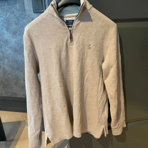 Beige tröja från Polo Ralph Lauren - Säljer en stilren beige tröja från Polo Ralph Lauren quarter zip perfekt med en skjorta under om man vill klä upp den eller bara en T-shirt för en chill look. Nypris 2000, passar strl s