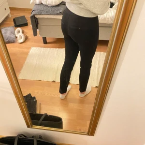 Svarta tajta kostymbyxor  - Fint skick 