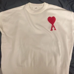 Vit tröja från Ami Paris - Tröja från Ami, ej använd. Köpt i andrahand, var tyvärr för liten för mig. Skickar med i originalförpackning 