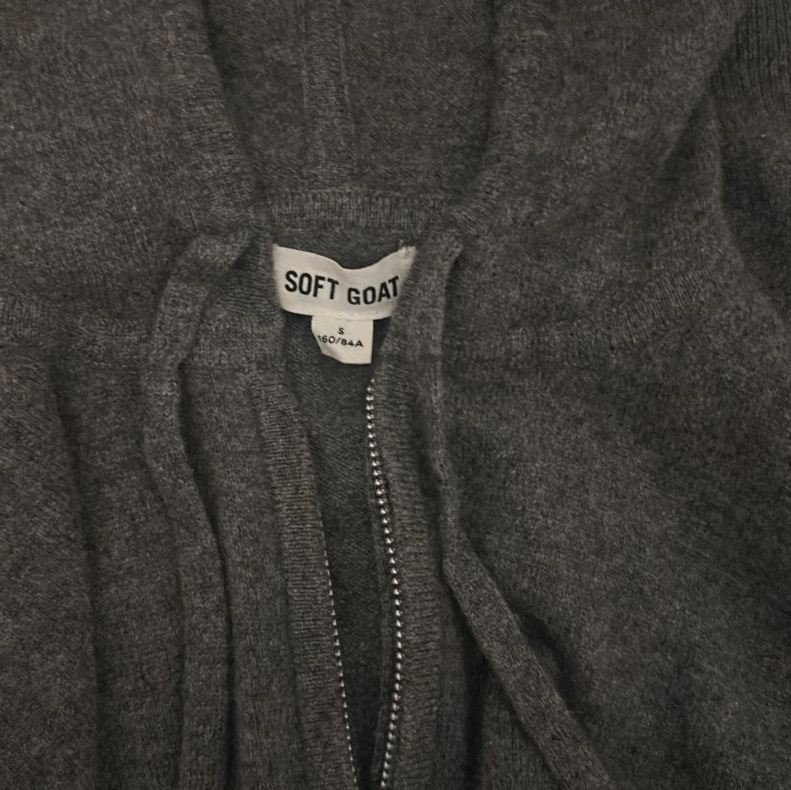 Grå hoodie från Soft Goat - 2