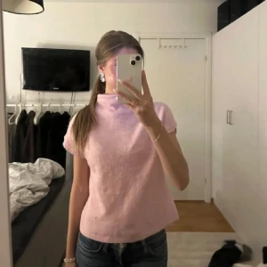 Rosa stickad topp - säljer dena söta rosa stickade polo tröjan fårn lindex som är slutsåld💞 Aldrig andvänd men ingen prislapp på, den är i storlek M men sitter som en S💞lånade bilder. 