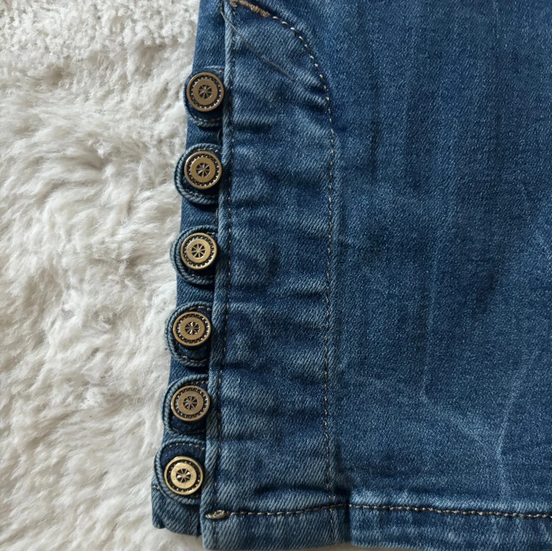 Blå jeans med knappar - 4