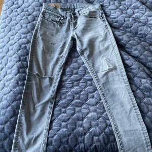 Grå dondup jeans George  - Snygga grå jeans från dondup, vänster ficka är lite sliten annars är allt som vanligt!