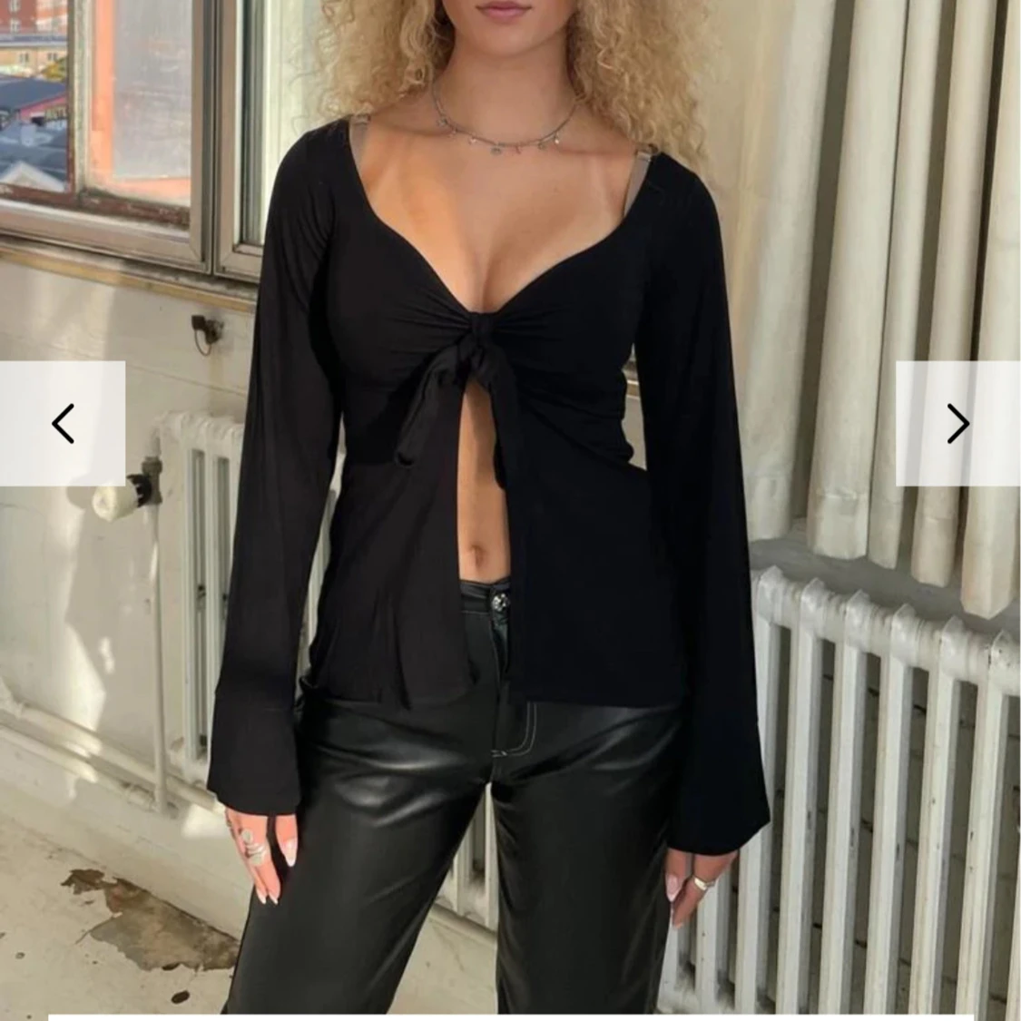 Svart långärmad knytblus - 4