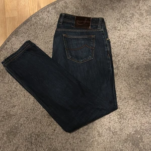 Jacob cohen jeans 622 - Sjukt feta Jacob cohen jeans som är använda 1-2 gånger. Nypris är runt ca 5500kr. Riktigt stilrena jeans som är helt nya! Storlek W34 L32 passar W32. Vid frågor hör av er! Priset inte hugget i sten.