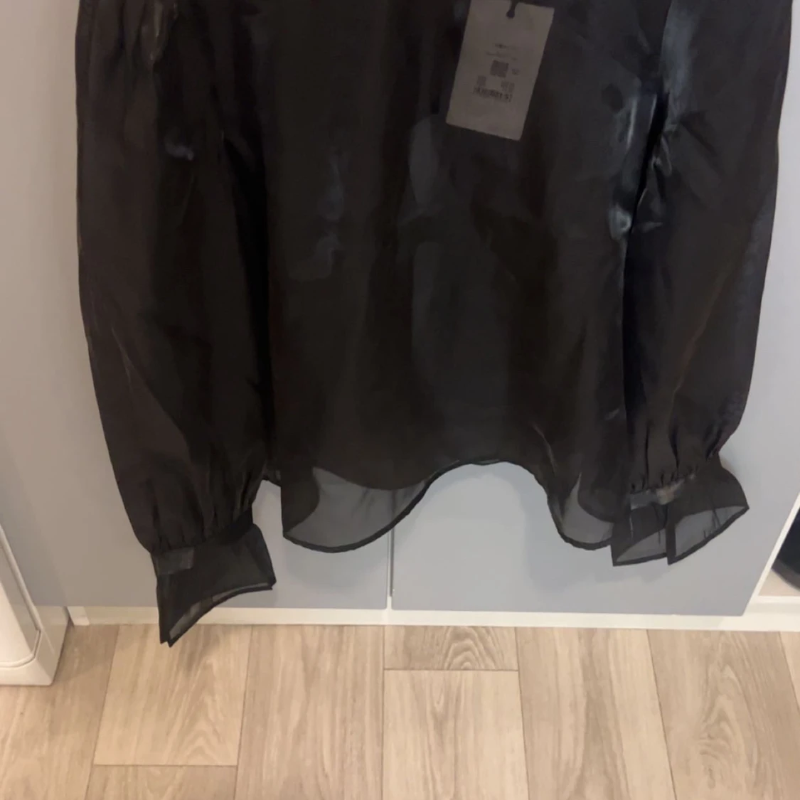 En mesh blouse med rosetter  - 2