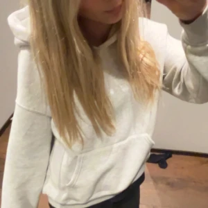 Grå hoodie  - Grå hoodie från Gina. Bra skick, har använt 2-3 gånger💕nypris 359