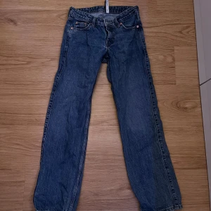 Blå jeansbyxor från weekday - Klassiska blå jeansbyxor från weekday med en rak passform. De är i storlek 27 vilket sitter som en XS och är i storlek 30 i längden