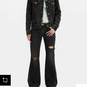 Svarta jeans från Levi's - Snygga svarta Levi's jeans med slitningar på knäna.  Dom har lite coola fickor typ och är lowwaist💕 köptes för typ 1500kr i usa för ett år sen och har använt dom typ 2 gånger. Pris går att diskuteras