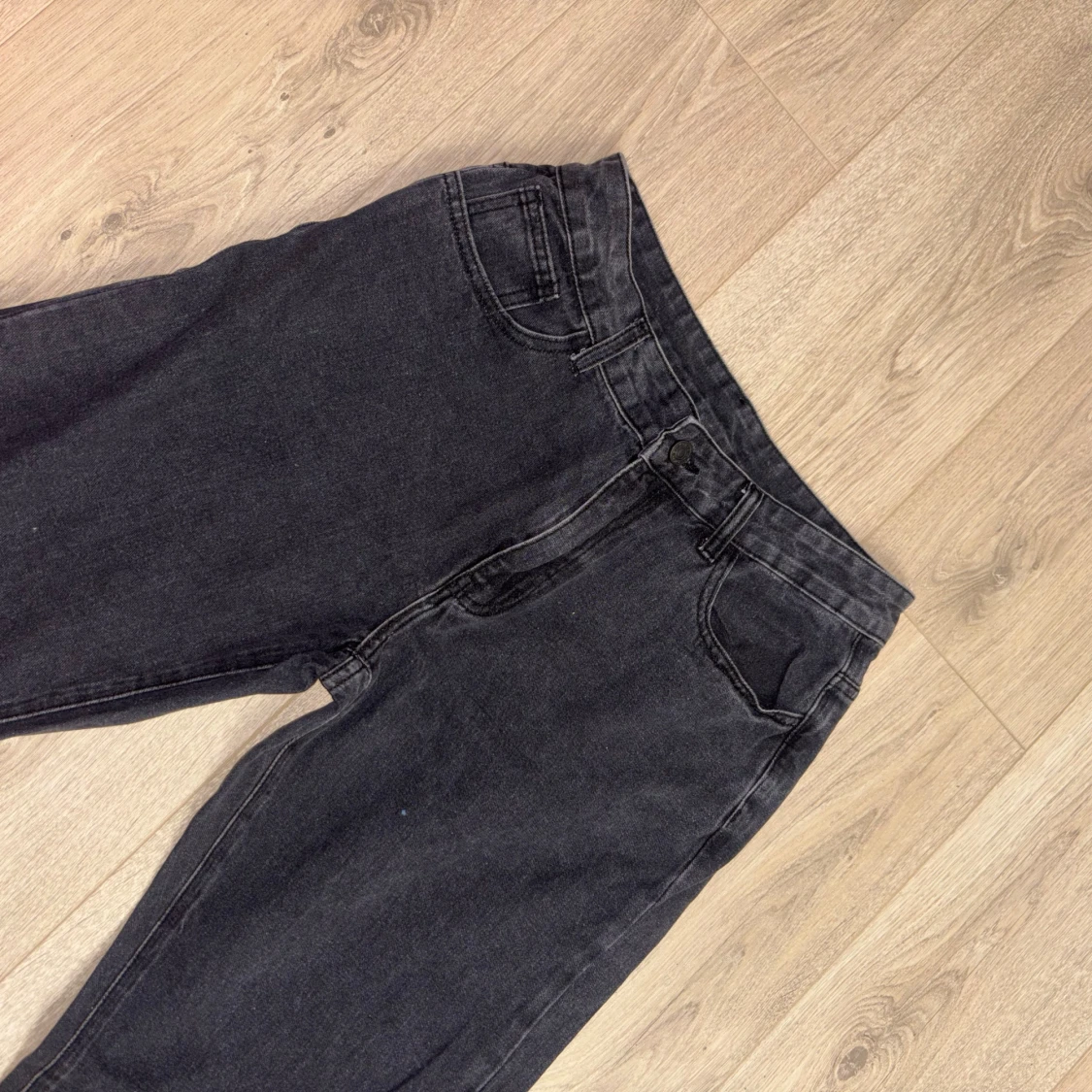 Svarta jeans med rosa broderade kronor - 1