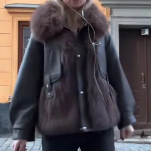 Faux fur jacka - Säljer denna sinnessjukt fina fuskpäls detalj läder jackan som är helt slutsåld och inte går att få tag på! Jackan är i storlek S och är aldrig använd💖lapp kvar! Nypris är ca 1300kr