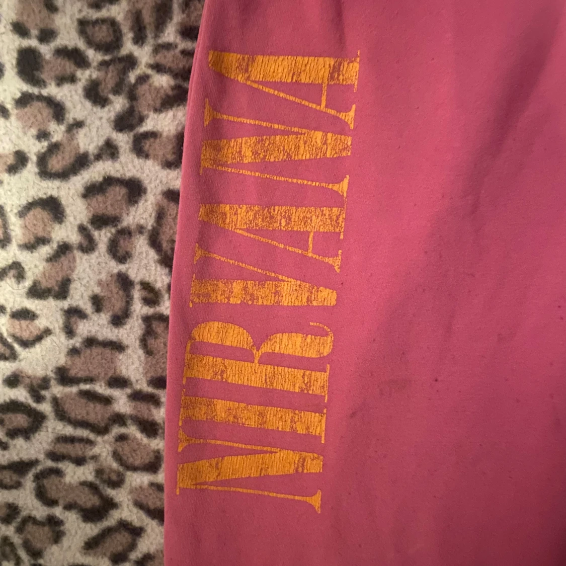 Rosa mjukisbyxor med Nirvana-tryck - 1