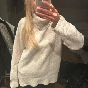 Beige polotröja från BikBok - superfin stickad polotröja från bikbok i storlek M💕fortfarande i fint skick🥰