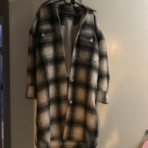 Kappa/jacka - jättefin lång vinter/höst kappa som är slutsåld från gina, tyvärr kommer den inte till användning. Helt nyskick. Nypris ca 1200