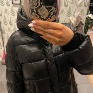 Vinterjacka - Glansig vinterjacka från superdry, storlek 40. Använd en säsong