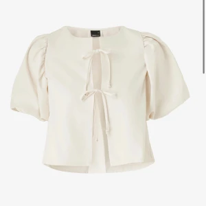 Gina blus  - Blus med puffärm från Gina 🩷 endast använd 1 gång så helt i nyskick 🫶🏻 passar M-L 