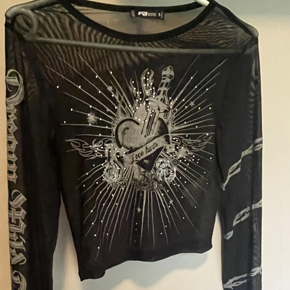 Mesh tröja med tryck och rhinestones