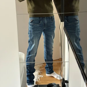 Replay Jeans Anbass - Storlek 30/32, skick 10/10 i princip helt nya. Jätte sköna och fin passform (180 lång på bilden).  Hör av er vid frågor!