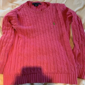 Polo Ralph lauren tröja - Här har vi en fin rosa polo tröja. Knappt använd för att jag är en kille och den inte passar mig i färgen👌🏻
