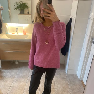 Rosa fin stickad tröja  - En rosa fin stickad tröja från vero Moda storlek m väldigt bra skick använt få gånger 