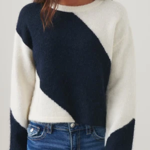 Stickad tröja - Säljer denna efterfrågade tröja från Gina tricot!! Använd ändast en gång och är som ny 💕 