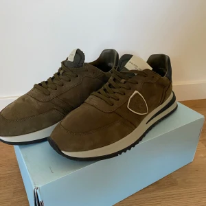 philippe model skor  - Säljer dessa philippe model rockrunners. Skicket 10/10 dem är bara använda ett fåtal gånger. Storlek 44 men passar även 45. Dustbagas och box ingår. Vid eventuella frågor är det bara att höra av sig! 