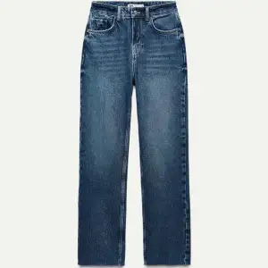 Storlek 36 har använd 5-7 gånger max helt ny fortfarande ingen defekter. Säljer ett par snygga blå jeans med hög midja. De har en straight passform och är perfekta för leansen är i nyskick