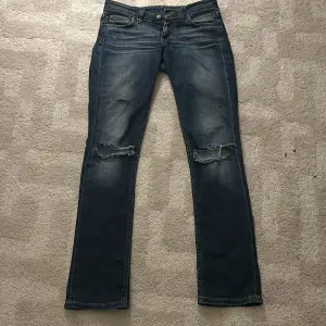 Säljer dessa lowwaist bootcut från Lee. Midja är 40 cm och inrebenslängd är 83 cm🩷De har en lbt liknande bootcut🩷