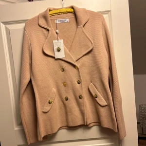 Rosa jacka  - Säljer denna rosa jackan i storlek xl. Den är helt ny med lapp på💗💗