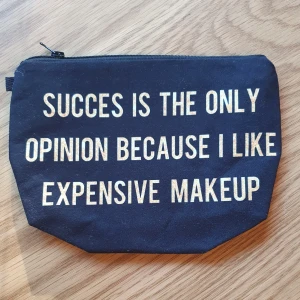 Necessär / Sminkväska - Snygg necessär mått: ca 21 × 14 cm, oanvänd. ✨️Titta igenom alla mina upplagda och köp fler saker i bundle för att spara på frakten och få allt du köpt i ett och samma paket✨️