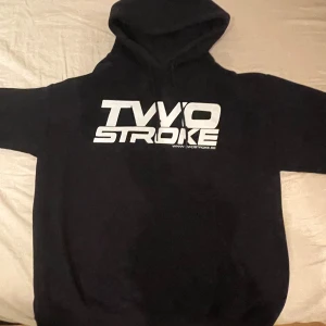 Hoodie från two stroke  - Säljer denna riktigt snygga hoodien från two stroke, mycket bra skick!
