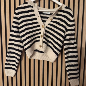 Randig kofta  - Varm och snygg kofta som är köpt i London med coola guldiga knappar, storlek xxs men passar även xs 💓