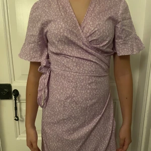 Klänning  - Säljer denna fina volang klänning i bra skick, storleken är lätt att ändra beroende hur hårt man drar åt bandet, den passar därför allt mellan xs-L 