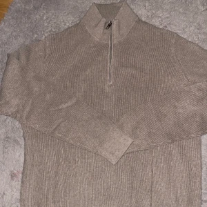 Tröja  - En fin stickad tröja med halvdragkedja från H&M, jätte skön jätte fin